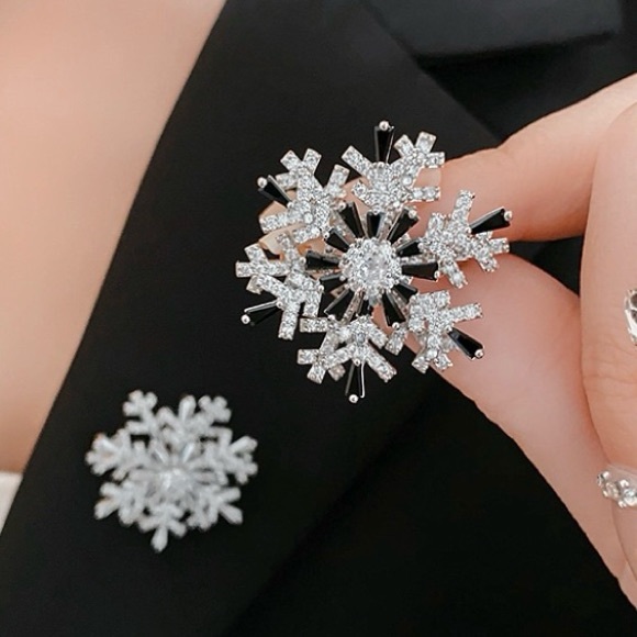 Spinning Snowflake Brooch  Black/Silver - Picture 7 of 8
